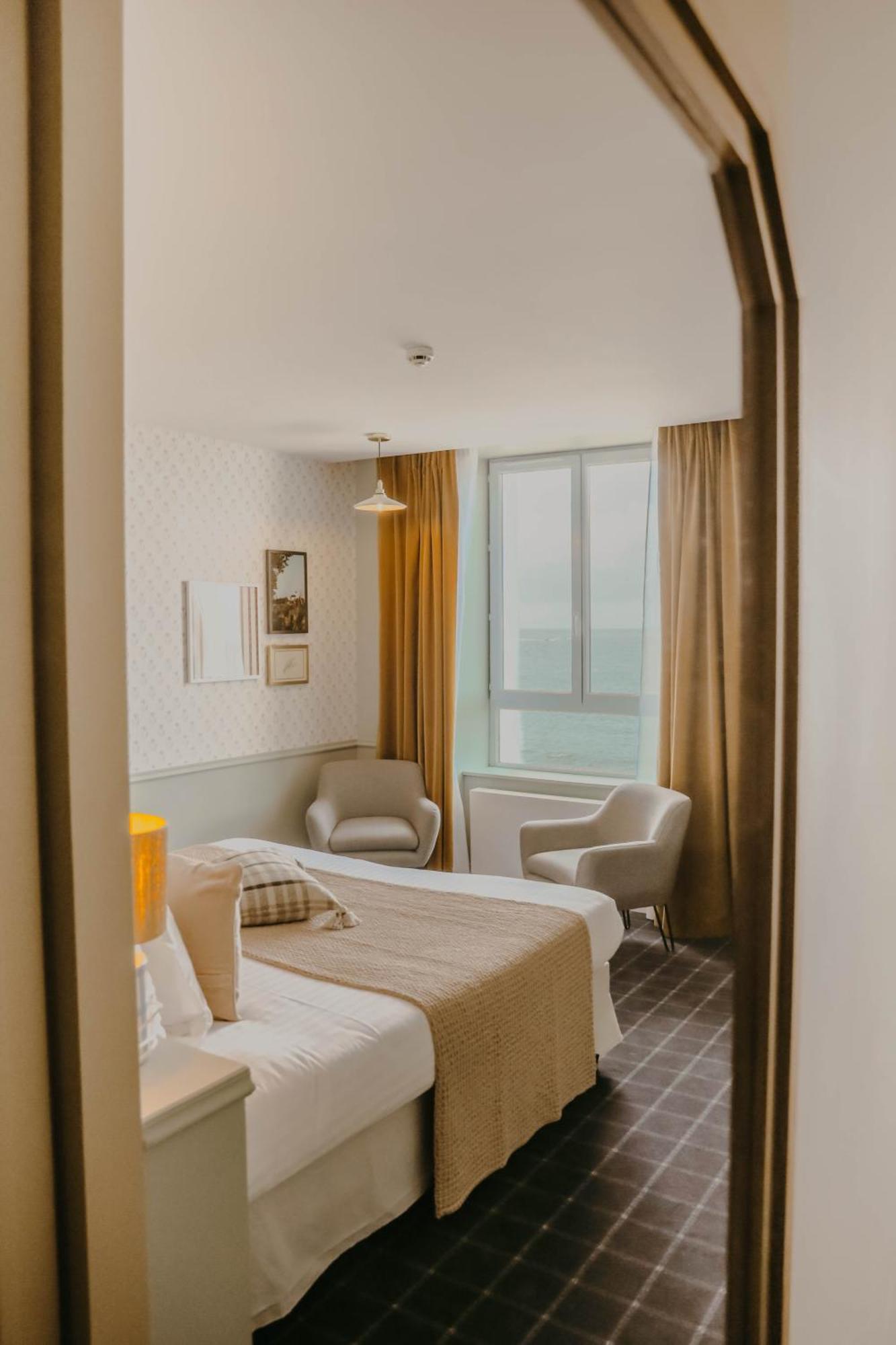 De La & Hotel 4*